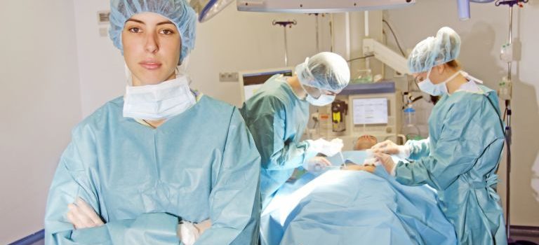 新宿で発熱腹痛まさかの症状も共働き現代人が深夜に駆け込む内科のリアル